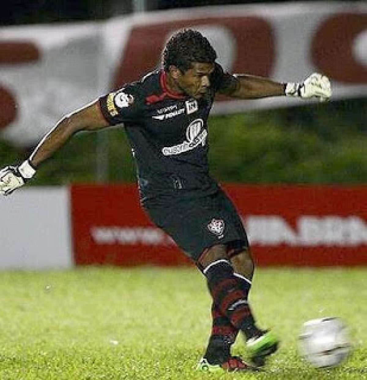 Vitória tentará anular terceiro cartão do goleiro Viáfara