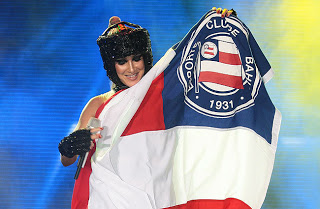 Cláudia Leite com a bandeira do Bahia 