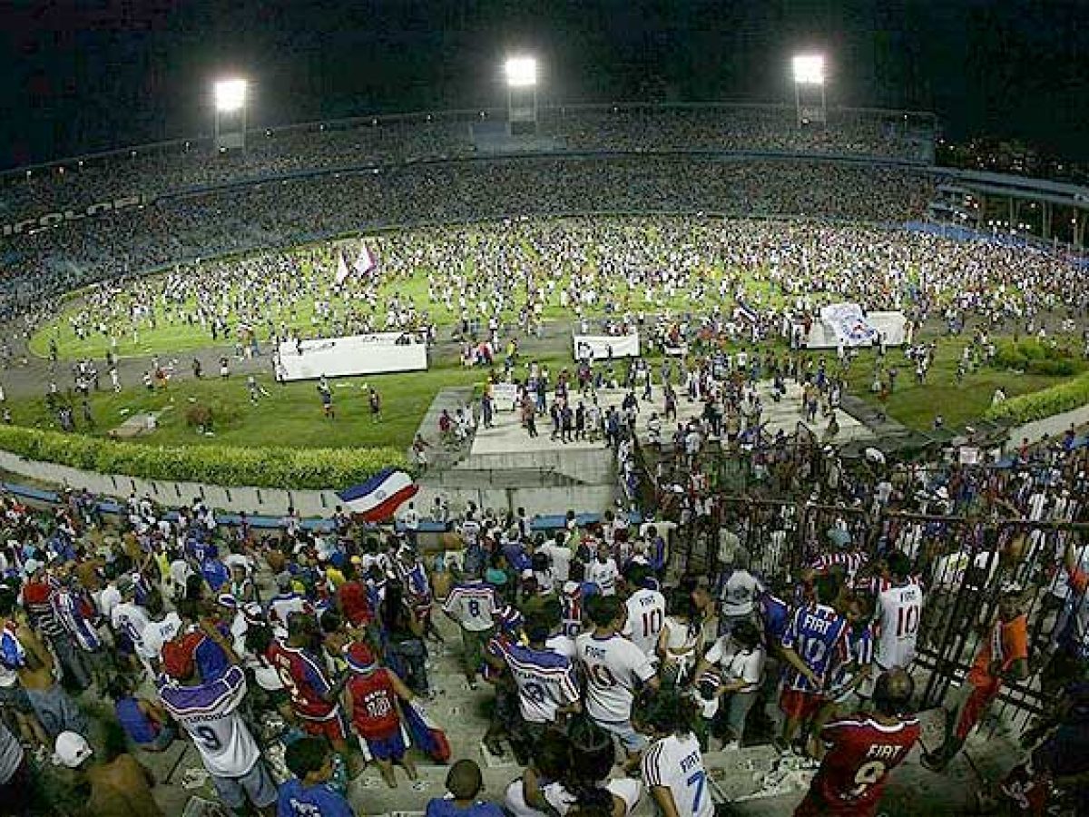 Time que já foi campeão não sai da 5ª divisão e torcida invade campo