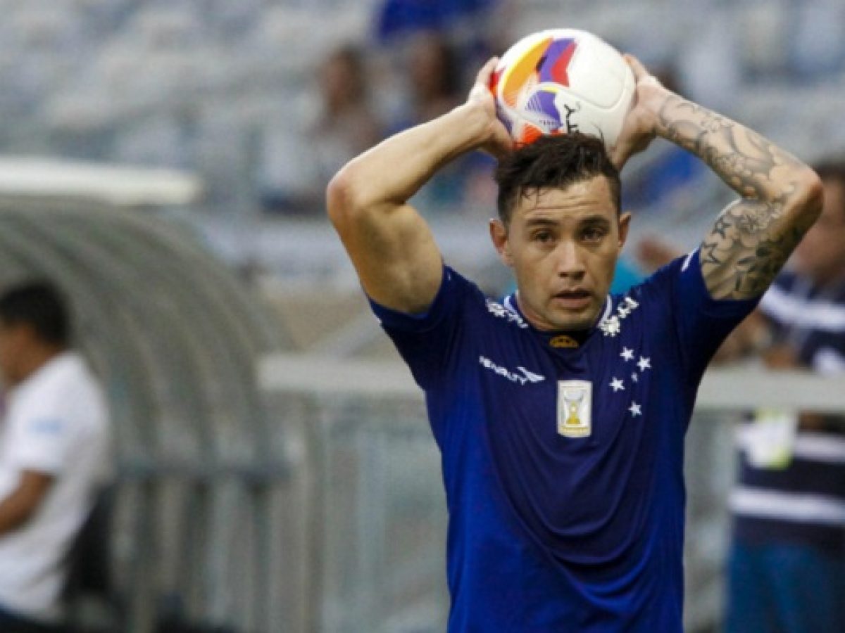 Cruzeiro espera acertar contratação do lateral Eugenio Mena nesta semana