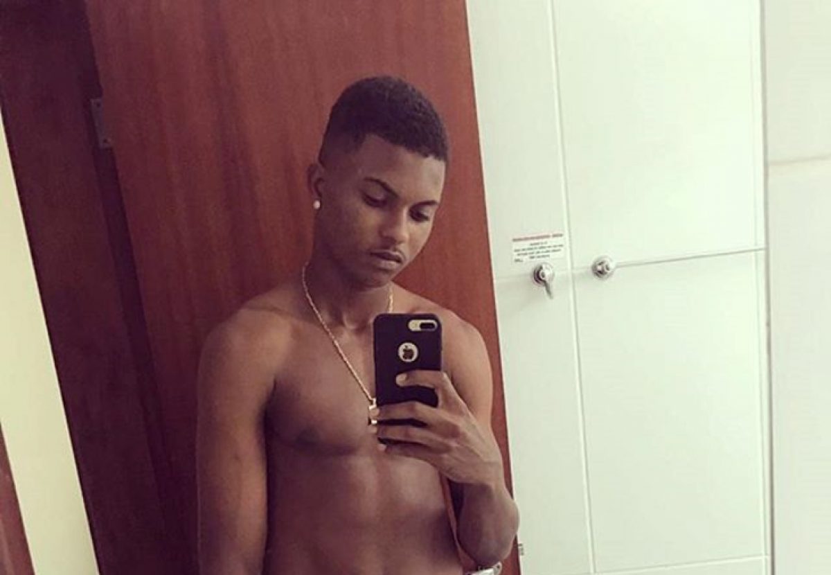 Zagueiro titular do Vitória posta na rede social vídeo fazendo sexo a três