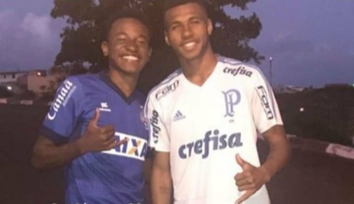 Meia do Bahia publica foto com jogador que provocou a torcida do