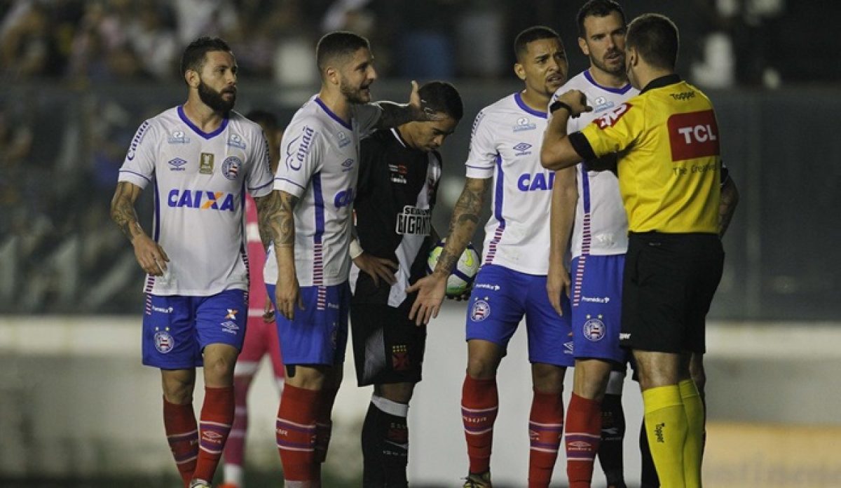 Jogadores do Bahia analisam a derrota e reclamam da arbitragem no