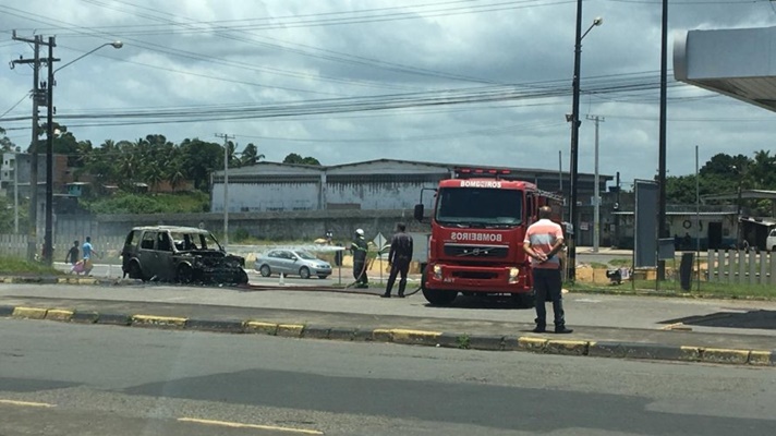 Carro do Presidente do Bahia sofre pane e pega fogo. Veja o vídeo