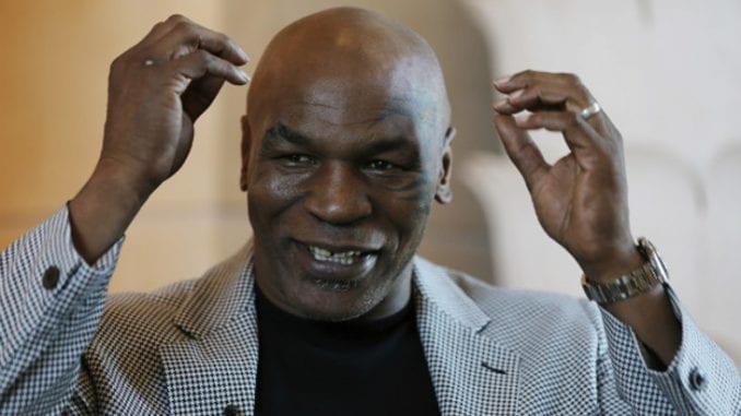 Michael Tyson aparece fumando um “charutão” de maconha na Califórnia