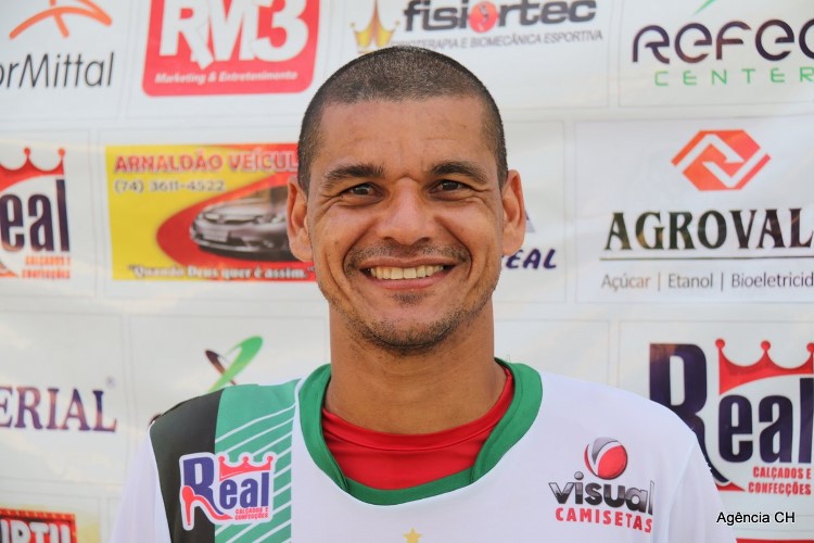 Waguinho, atleta que mais atuou na história da Juazeirense (139 jogos). A trajetória do jogador é do é de emocionar qualquer um, inclusive e ele mesmo, afirma a matéria publicada no site oficial do time da Juazeirense com estrema exatidão. Na entrevista, o atleta conta a sua historia de vida e todas dificuldades que enfrentou. Um autentico lutador!