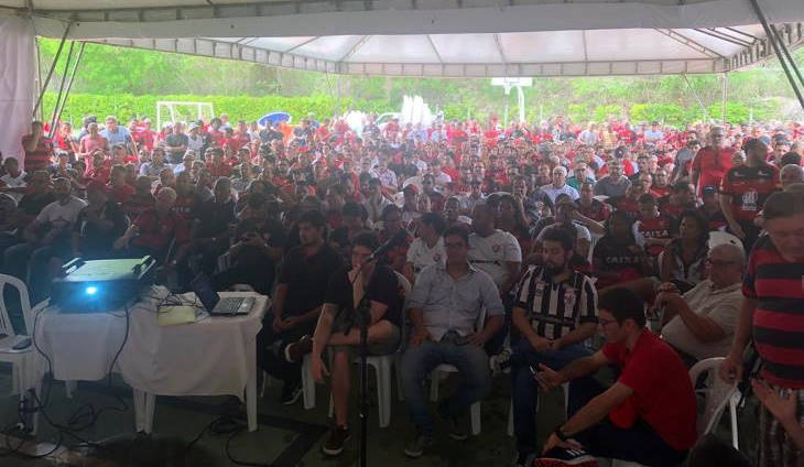 Como previsto em uma medida visando brecar a crise administrativa que vive o Esporte Clube Vitória, na manha deste Domingo, os sócios do clube aprovaram a antecipação das eleições gerais. Desta forma, o Esporte Clube Vitória já pela segunda vez em seqüência deverá mudar o presidente antes do final do mandato. As novas eleições vão acontecer no dia 24 de abril. O segundo turno, caso necessário, será no dia 1° de maio.