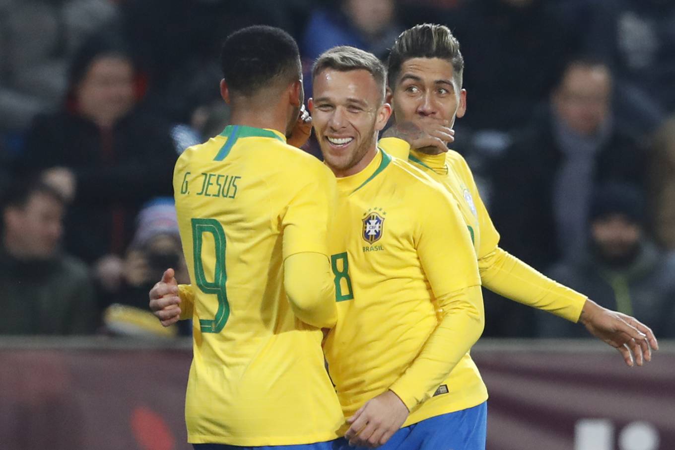 Firmino e dois de Gabriel em duas oportunidades marcaram os gols da seleção comandada pelo técnico Tite.