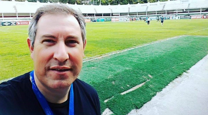 Rafael Henzel de apenas 45 anos faleceu após ser vitima deu um infarto quando jogava futebol com amigos. Ele deixa a mulher e um filho.