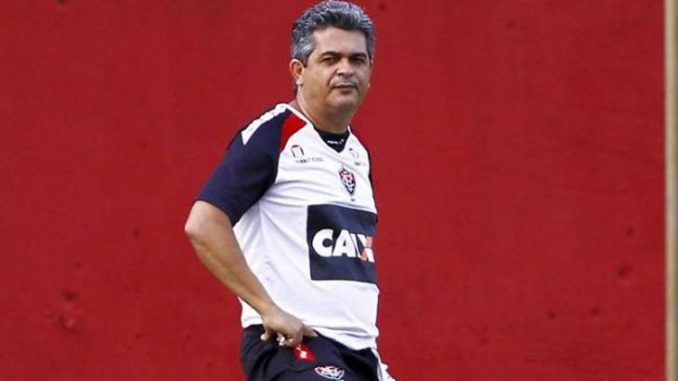 O técnico mineiro ainda tem passagem pelo Flamengo, São Paulo, Vitória, Athletico, Botafogo e Sport. O contrato será de apenas uma temporada. O treinador desembarca em Chapecó no próximo sábado.