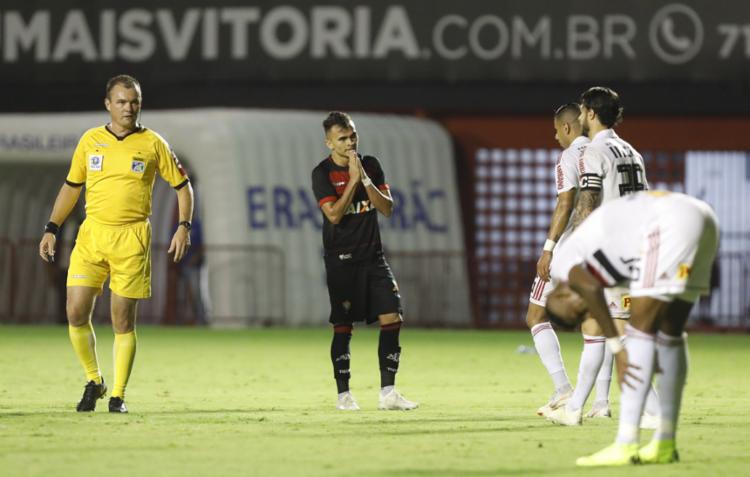 Já na Copa do Nordeste onde se inseriu em grupo tecnicamente inferior, o Leão ainda pode obter a classificação com apenas UM triunfo que aconteceria com um aproveitamento aproximado de apenas 23%, porém, vencer já não basta, é pouco, é preciso torcer para clubes acima da tabela de pontuação e para complicar, enfrentará o Náutico que não perde há 60 dias que significa 15 jogos de invencibilidade com o agravante de também necessitar do triunfo sob pena de ser superado pelo Bahia que enfrenta o Sampaio Corrêa em São Luis do Maranhão, aliás, o time maranhenses tem se portado este ano como uma espécie de Vitória colorido, porém piorado pela fraca campanha e ausência de triunfo na Copa do Nordeste. O Sampaio Corrêa ao menos chegou à fase semifinal do Campeonato local.