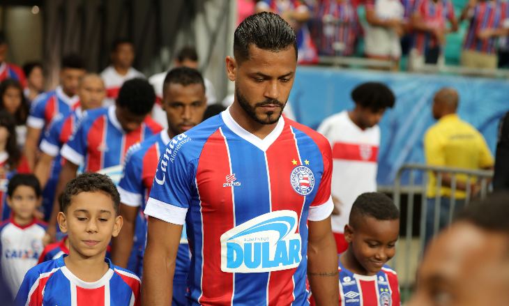 O volante Elton autor do gol salvador que classificou o Esporte Clube Bahia pela via rápida para a quarta fase da Copa do Brasil contra o CRB na última terça-feira, foi o alvo da entrevista coletiva nesta quarta-feira no Fazendão. O jogador já assinalou três gols decisivos vestindo a camisa do Bahia.: Atlântico, Vitória no Barradão e ontem contra o CRB que evitou o desgaste e o sofrimento das cobranças dos pênaltis.