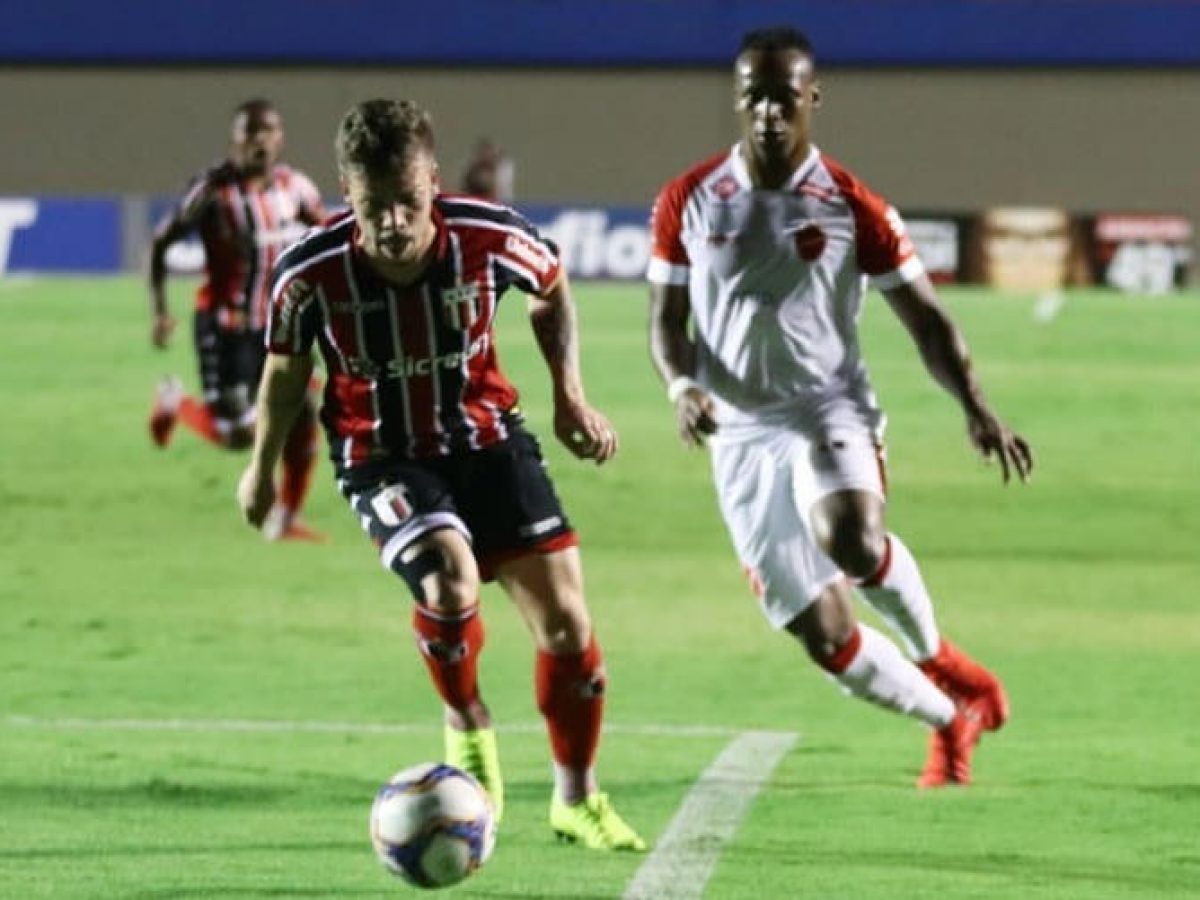Vila Nova vence o Botafogo-SP por 3 a 1 e fica a três pontos do G4