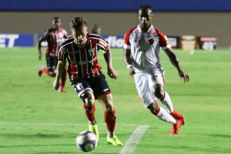 Em jogo agitado e com polêmicas, Vila Nova vence Botafogo-SP e ainda sonha  com acesso - Esporte Goiano