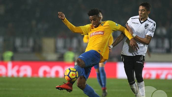 Vitória contrata o volante Wesley Dias, emprestado pelo Estoril Praia, vitória