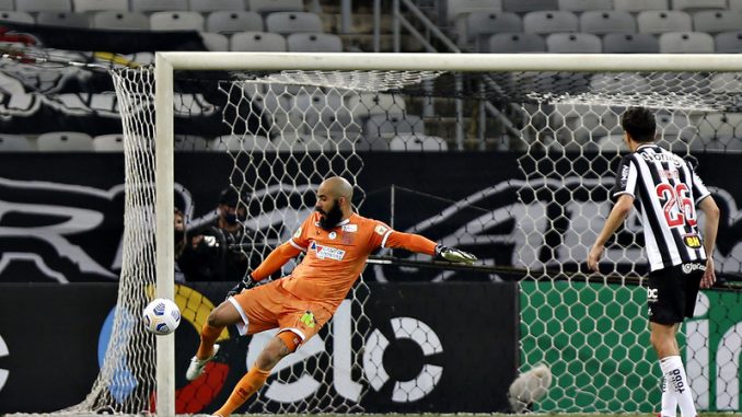 Contratado no início de julho pelo Bahia, goleiro Danilo Fernandes credencia "jogo aberto" como razão de manter o foco na Copa do Brasil