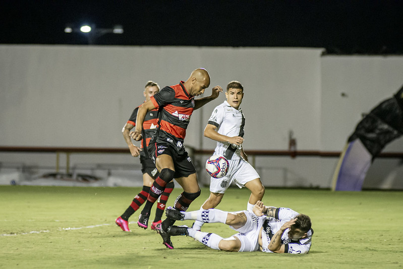 Devido a rompimento no ligamento cruzado anterior do joelho esquerdo, centroavante Dinei ficará de fora do restante da Série B 2021