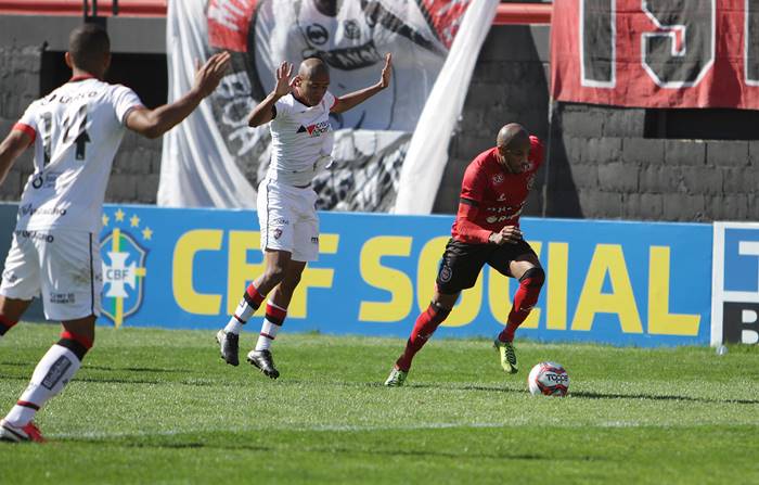 Juntamente com o Xavante, o Leão da Barra venceu apenas duas partidas em 18 rodadas na Série B do Brasileiro. O Vitória também a 9 empates