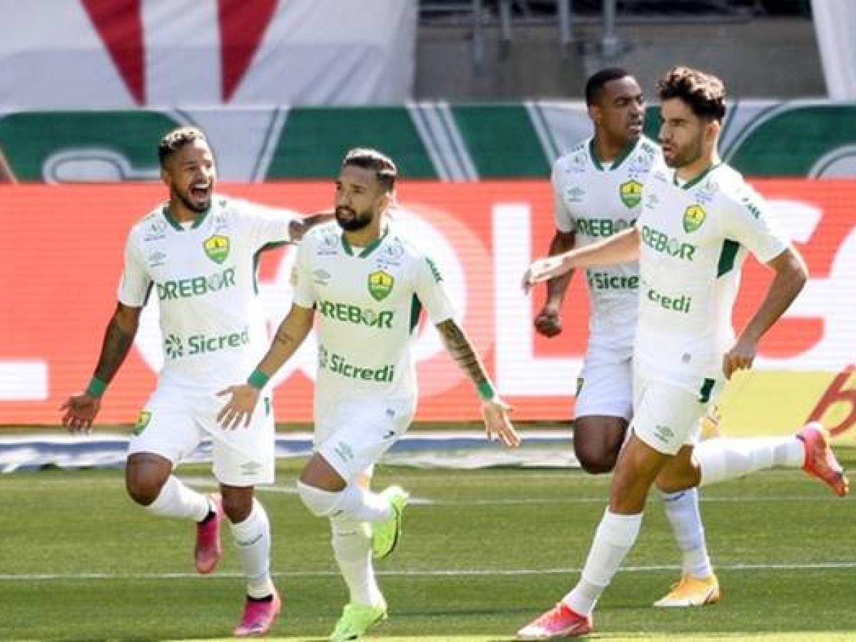 Atlético-MG goleia Flamengo por 3 x 0 no Maraca e encosta no Palmeiras