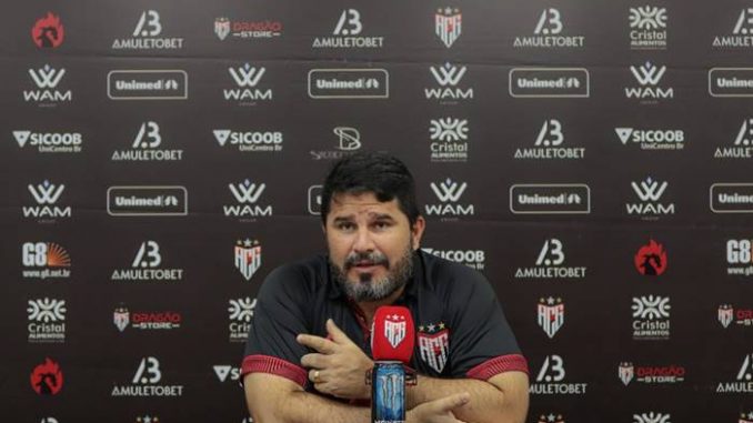 Treinador do Atlético-GO revela que conversa de vestiário teve efeito esperado para o "acerto do passe" no segundo tempo contra o Bahia