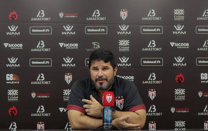 Treinador do Atlético-GO revela que conversa de vestiário teve efeito esperado para o "acerto do passe" no segundo tempo contra o Bahia