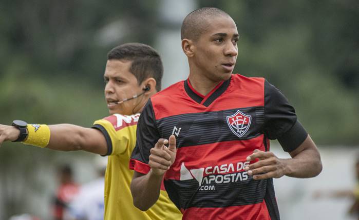 Volante, do Vitória, será julgado por expulsão no empate por 1 a 1 com o Confiança, na 10ª rodada da Série B do Campeonato Brasileiro