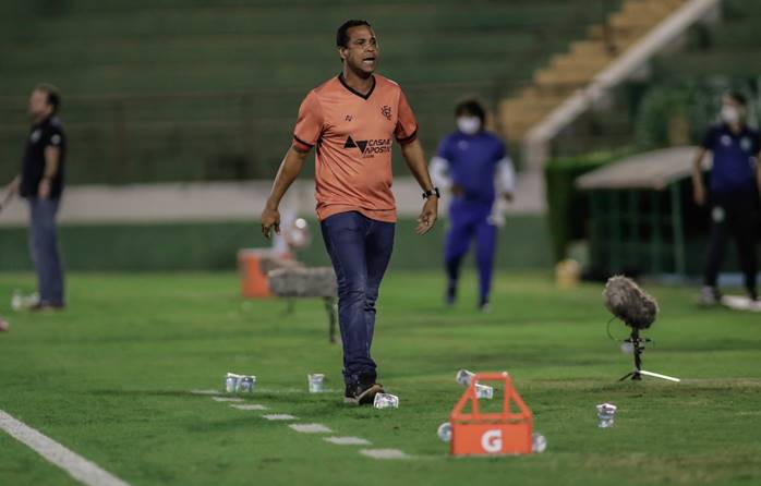 Com dois técnicos 'ligados' ao clube, um deles, Rodrigo Chagas, Vitória segue sem poder efetivar um novo comandante para a equipe principal