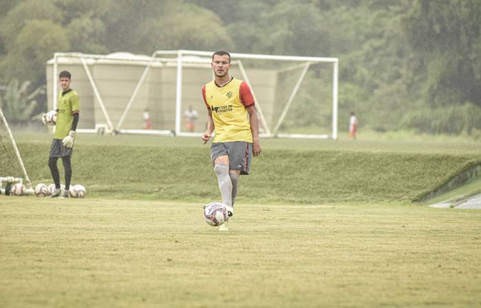 Zagueiro volta a figurar como opção defensiva no Vitória após recuperação de lesão no ombro sofrida diante do Brasil de Pelotas