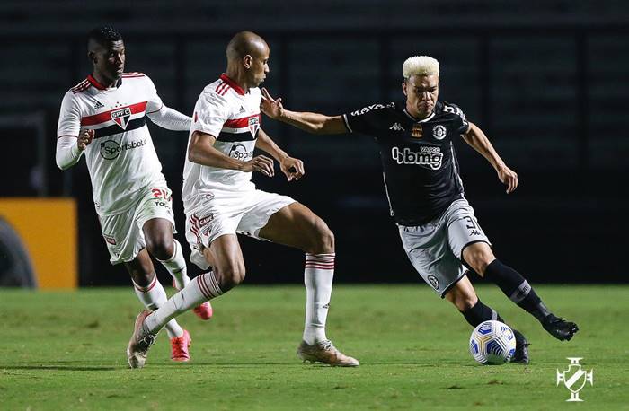 Técnico Lisca, do Vasco, pode manter esquema com três zagueiros que usou diante do São Paulo; Romulo deve assumir vaga de Bruno Gomes