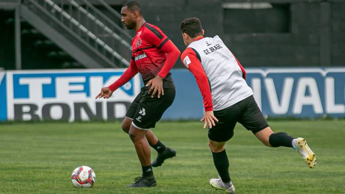 Brasil de Pelotas terá retorno de volante titular diante do Vitória