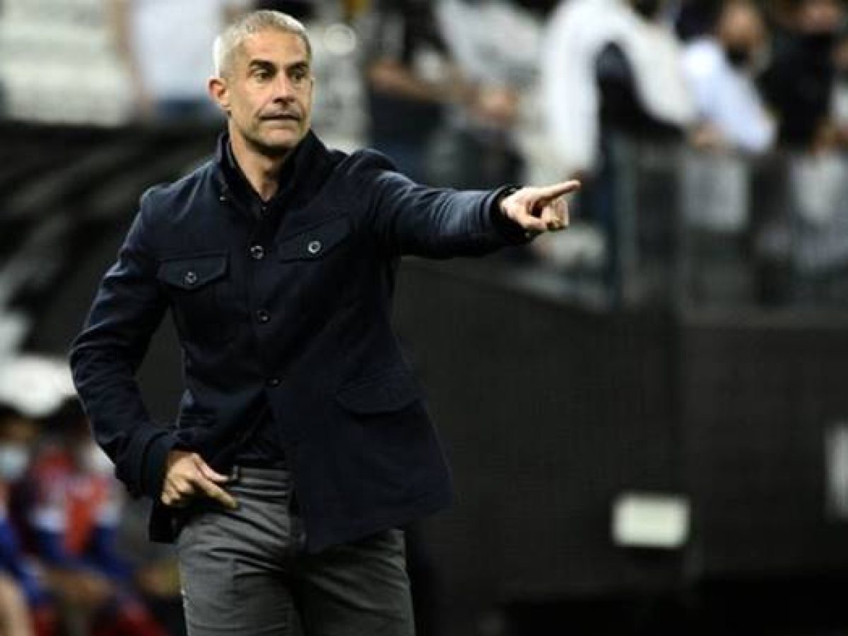 Sylvinho afirma que o time está jogando bem, mas que ainda passa por  construção