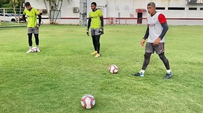 Vitória faz treino no Barradão visando confronto direto contra o Confiança