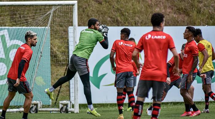 Vitória retoma as atividades no CT; Infectados seguem em isolamento