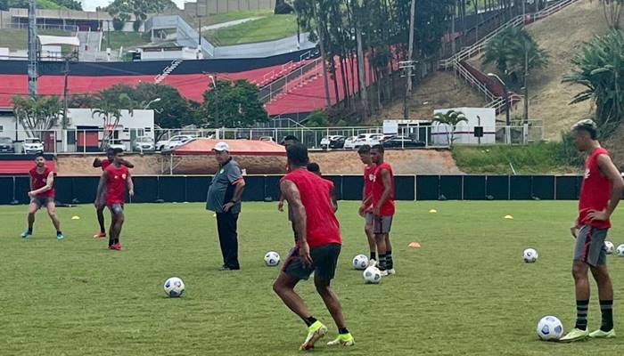 Geninho tem conversa com elenco do Vitória antes do treino desta sexta