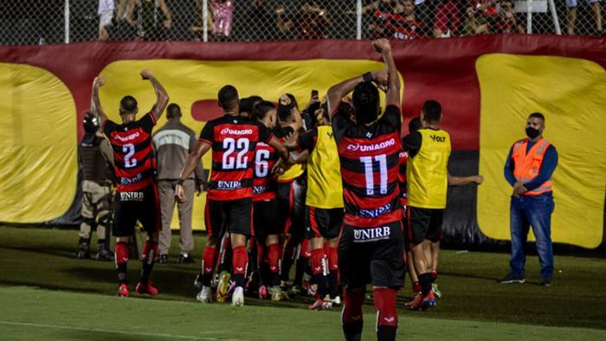 Acompanhe os principais lances do jogo Flamengo 2x1 Campinense