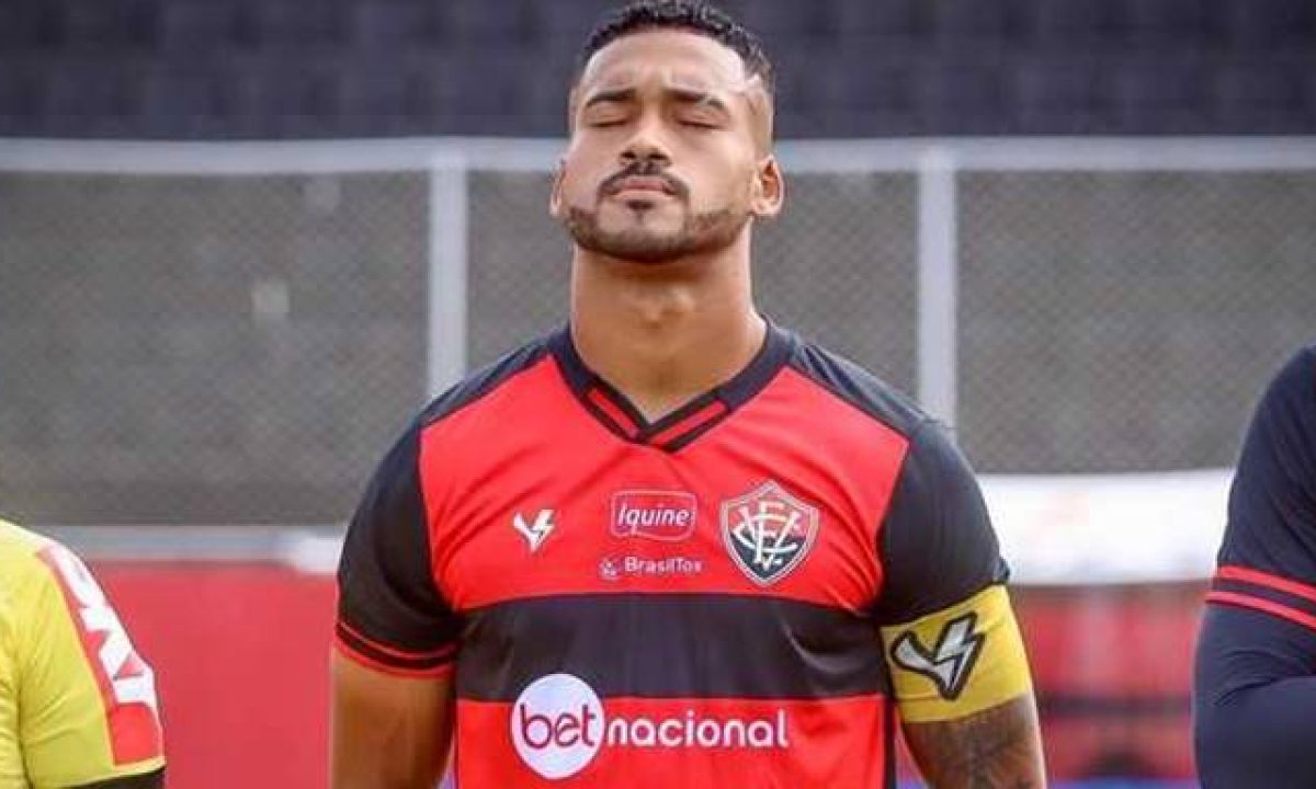 Revoltado, ex-jogador do Bahia quebra sala de imprensa em Joinville com soco