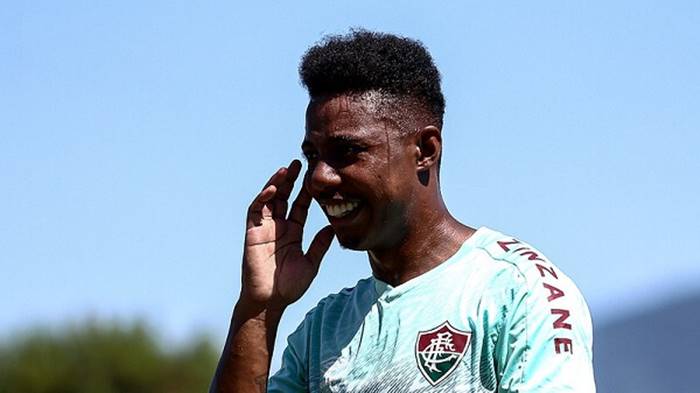 Negociação trava, e Vitória desiste de contratar ex-volante do Fluminense