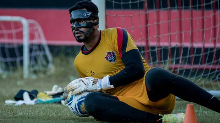 Goleiro Thiago Rodrigues recebe a camisa 1 do Vasco e destaca jogo