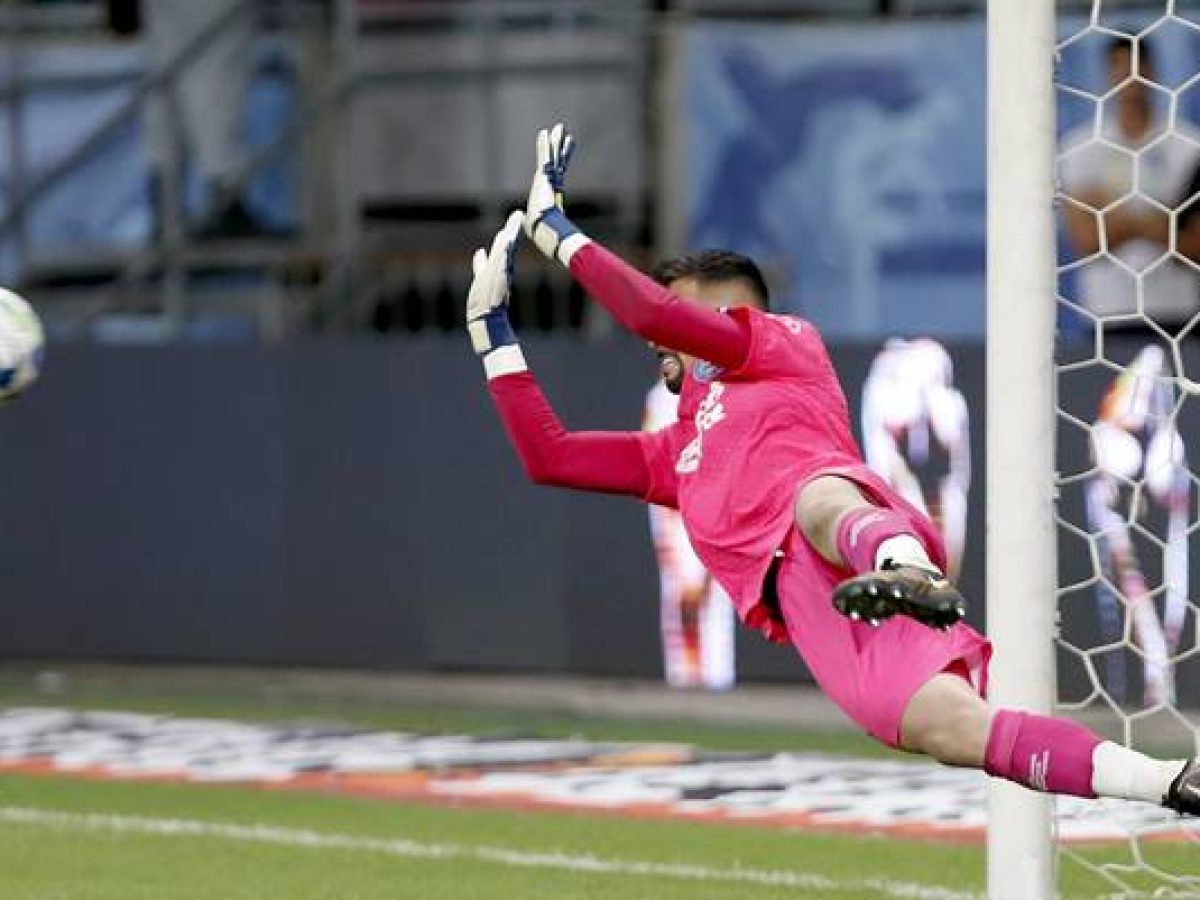 Fábio, do Fluminense, é o goleiro com mais defesas difíceis no Brasileirão