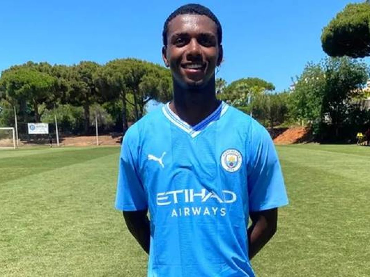 Roger se apresenta ao City para jogar torneio sub-19 em Portugal