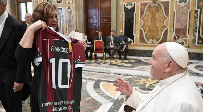 Reitora da UEFS presenteia Papa Francisco com camisa do Fluminense de Feira