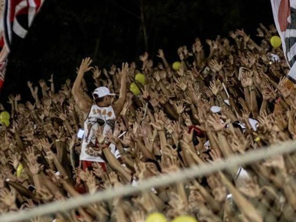 Em jogo da taça, Vitória faz a festa da torcida e complica Sport na Série B