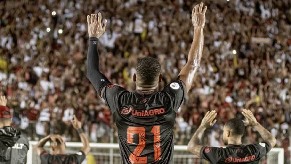 Em jogo da taça, Vitória faz a festa da torcida e complica Sport na Série B