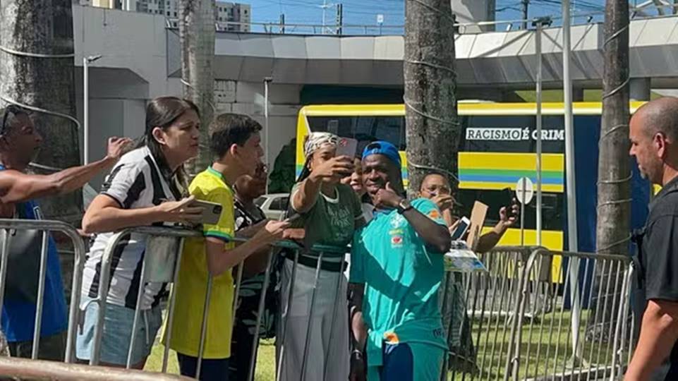 Seleção Brasileira desembarca em Salvador para enfrentar o Uruguai