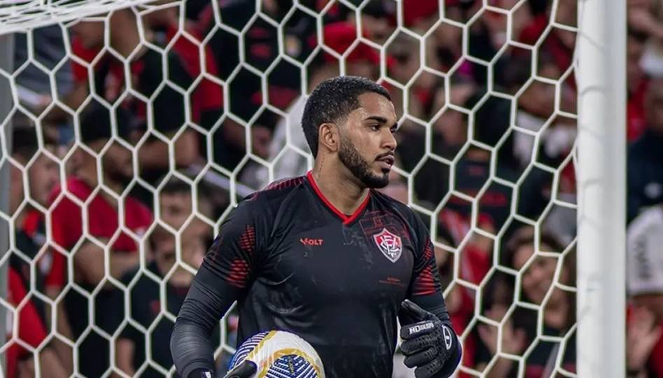 Lucas Arcanjo vai se tornar o 4º goleiro com mais jogos pelo Vitória