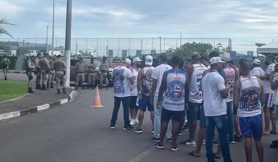 Organizada do Bahia protesta e se reúne com líderes do elenco no CT