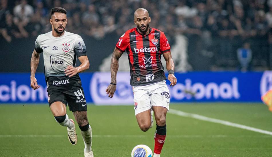 Lateral volta de lesão após 3 meses e vira opção no Vitória contra o Corinthians