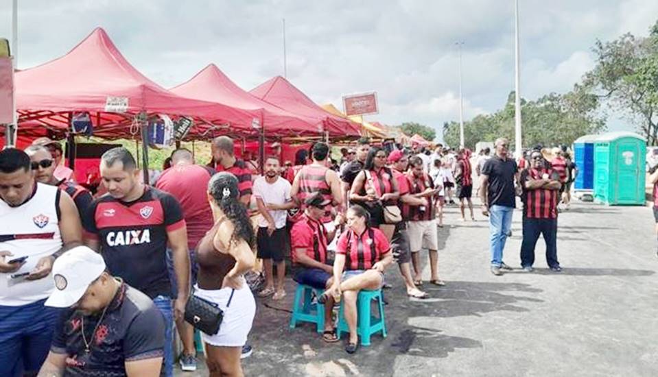 Em nota, Vitória informa que não cobra taxa para ambulante usar a praça de alimentação