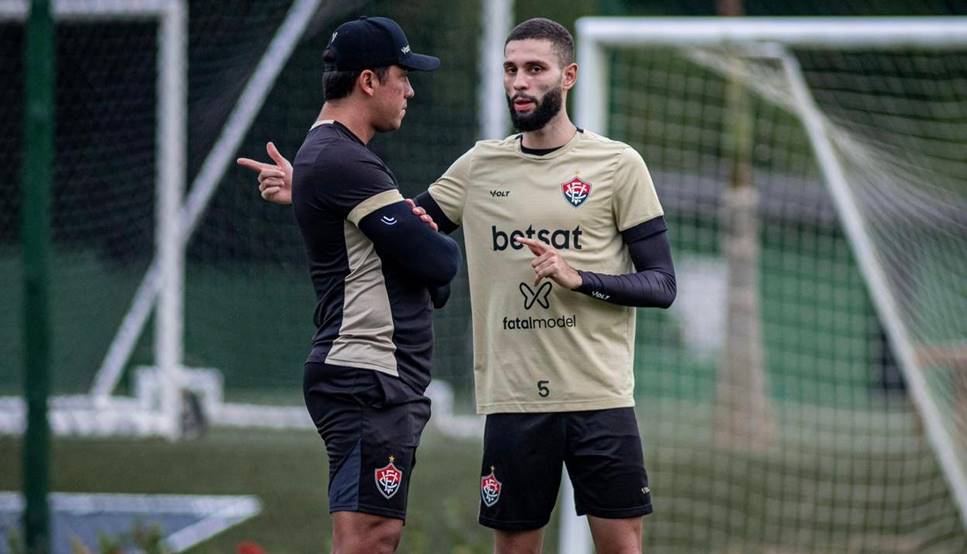 Carpini começa a testar possíveis substitutos de suspensos de olho no Corinthians