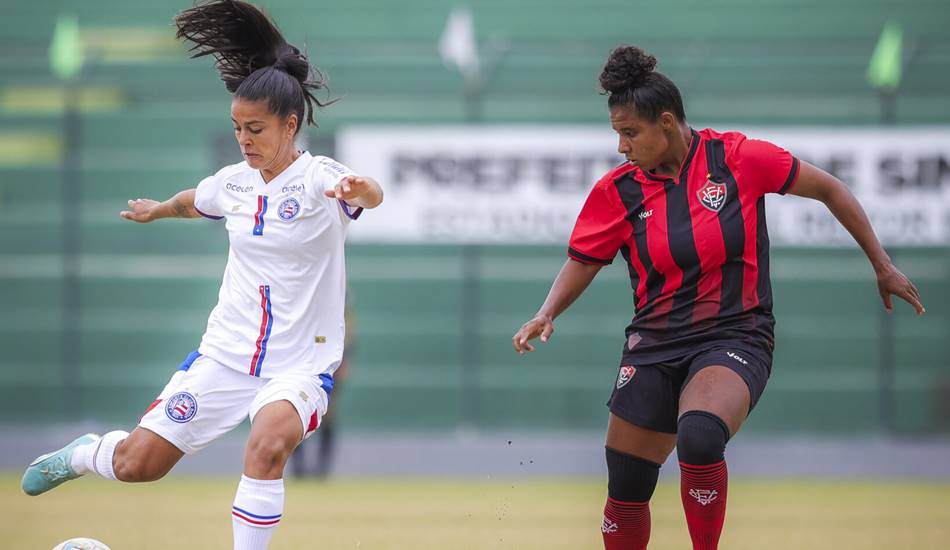 Volante do Bahia celebra vantagem na decisão do Baiano Feminino